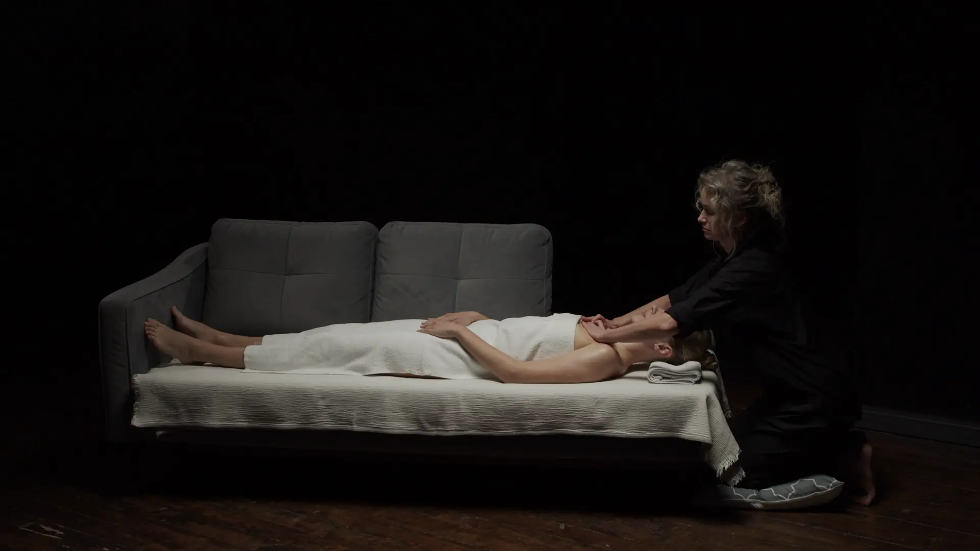 Kvinde får nakkemassage, der løsner spændinger i nakke