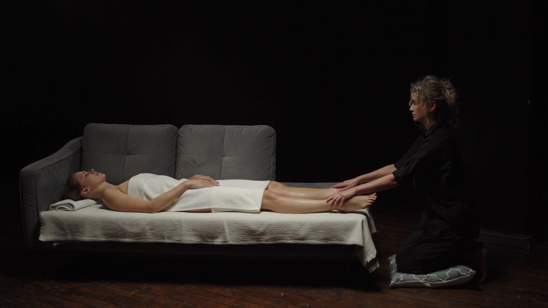 Kvinde får fodmassage med fokus på jordforbindelse og afslapning