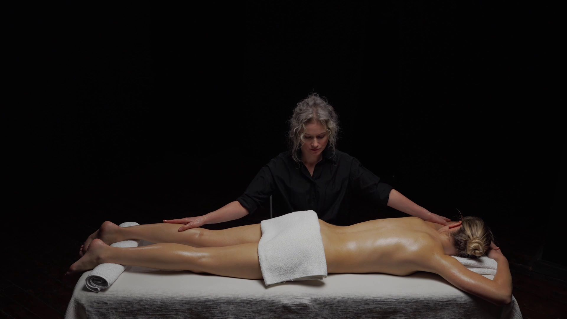 Kvinde modtager afslappende helkropsmassage med blid berøring