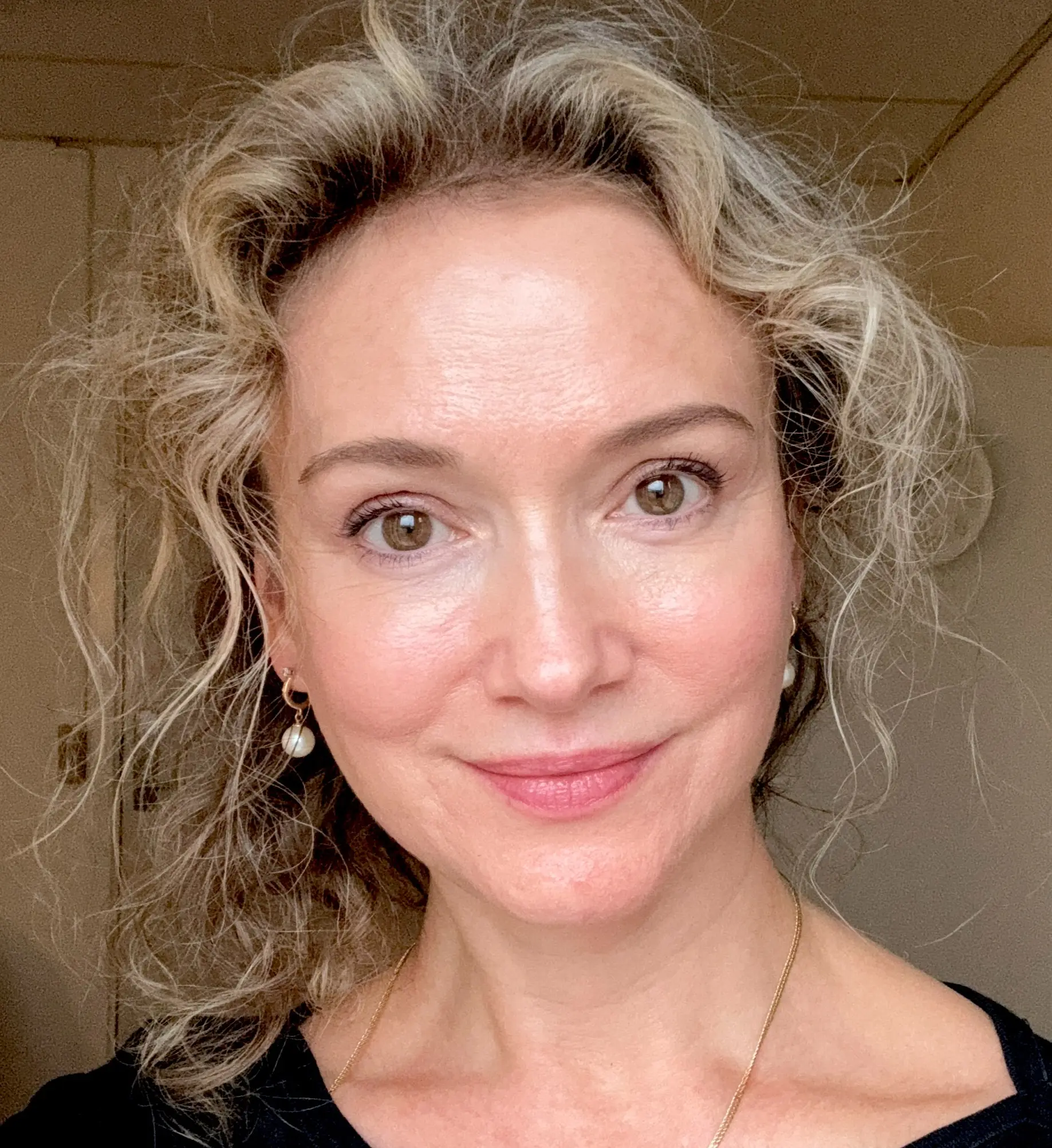 Portræt af Aksana Lamson – registreret alternativ behandler i København med speciale i afstressende massage og lydterapi