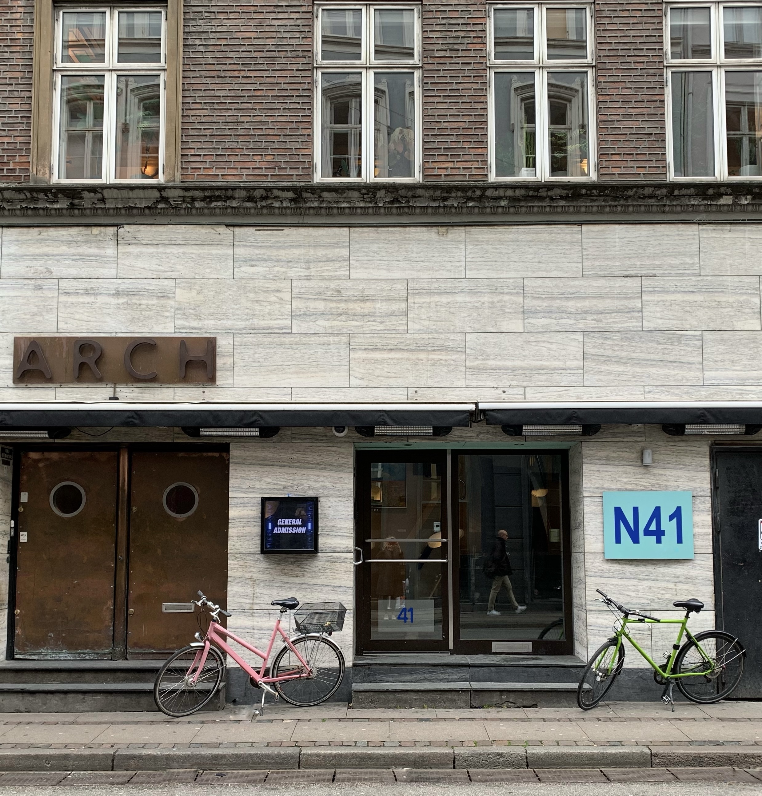 Indgang til Be Relaxed massage og kropsterapi klinik på Nørregade 41 i København.